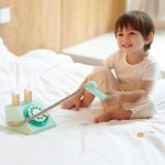 Drvena igračka Plavi telefon Classic World - Слика 8