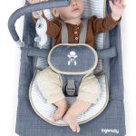KIDS II INGENUITY LEZALJKA HAPPY BELLY™ CHAMBRAY 0-6m (SA MASAZEROM ZA GRCEVE) - Слика 2