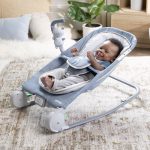 KIDS II INGENUITY LEZALJKA HAPPY BELLY™ CHAMBRAY 0-6m (SA MASAZEROM ZA GRCEVE) - Слика 5