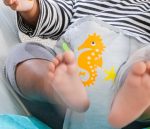 KIDS II BABY EINSTEIN  MUZICKA LEZALJKA KICK TO IT NEPTUNE™ 13102 0-6M (MAX 9KG) - Слика 3