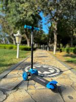 Trotinet Twist Scooter svetleći sa 3 točka do 40kg plavi Cool Wheels - Слика 16