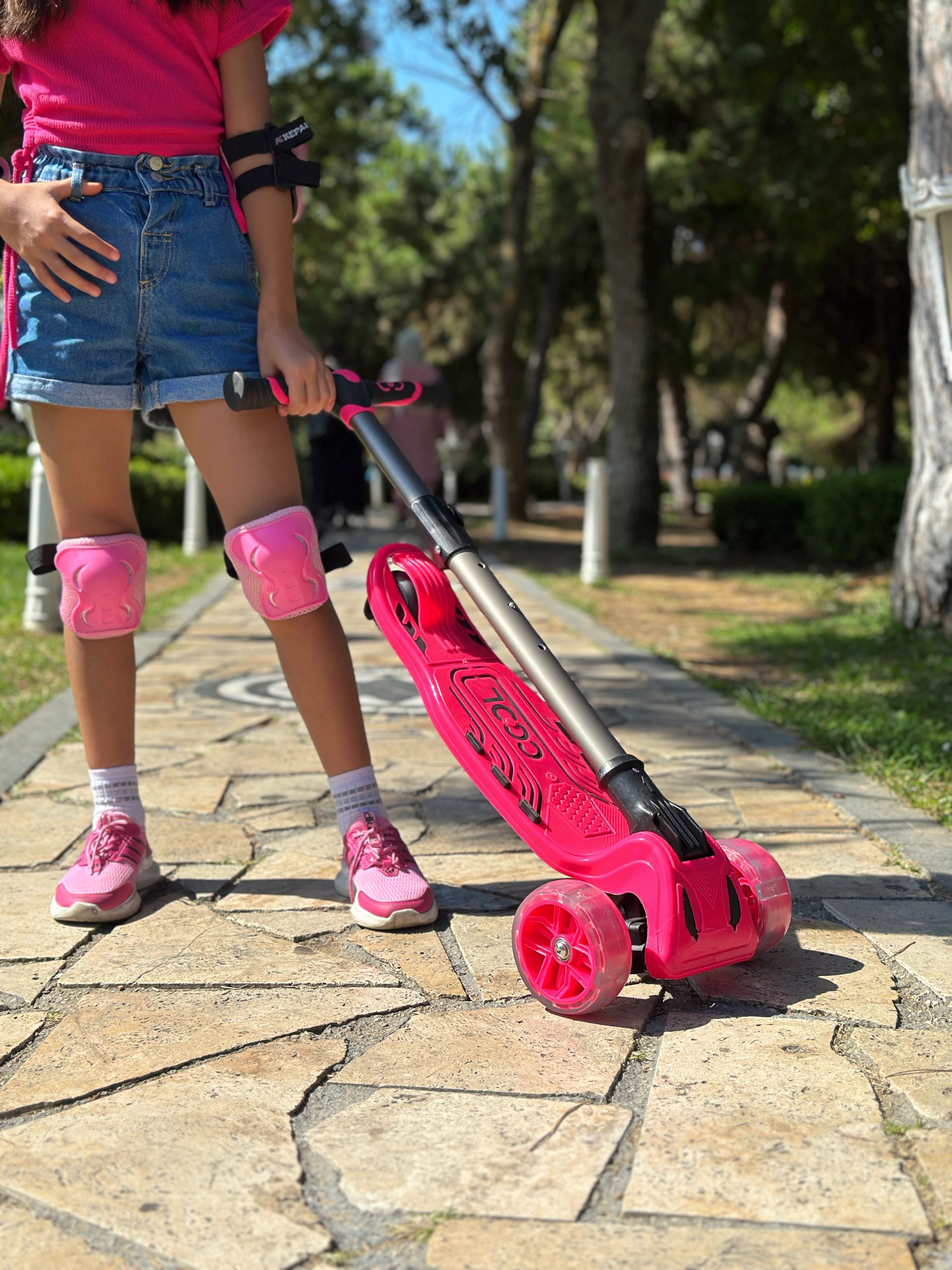 IMG_0482 Sklopivi trotinet za decu Maxi Twist sa 3 svetleća točka do 50kg roze Cool Wheels - Слика 1