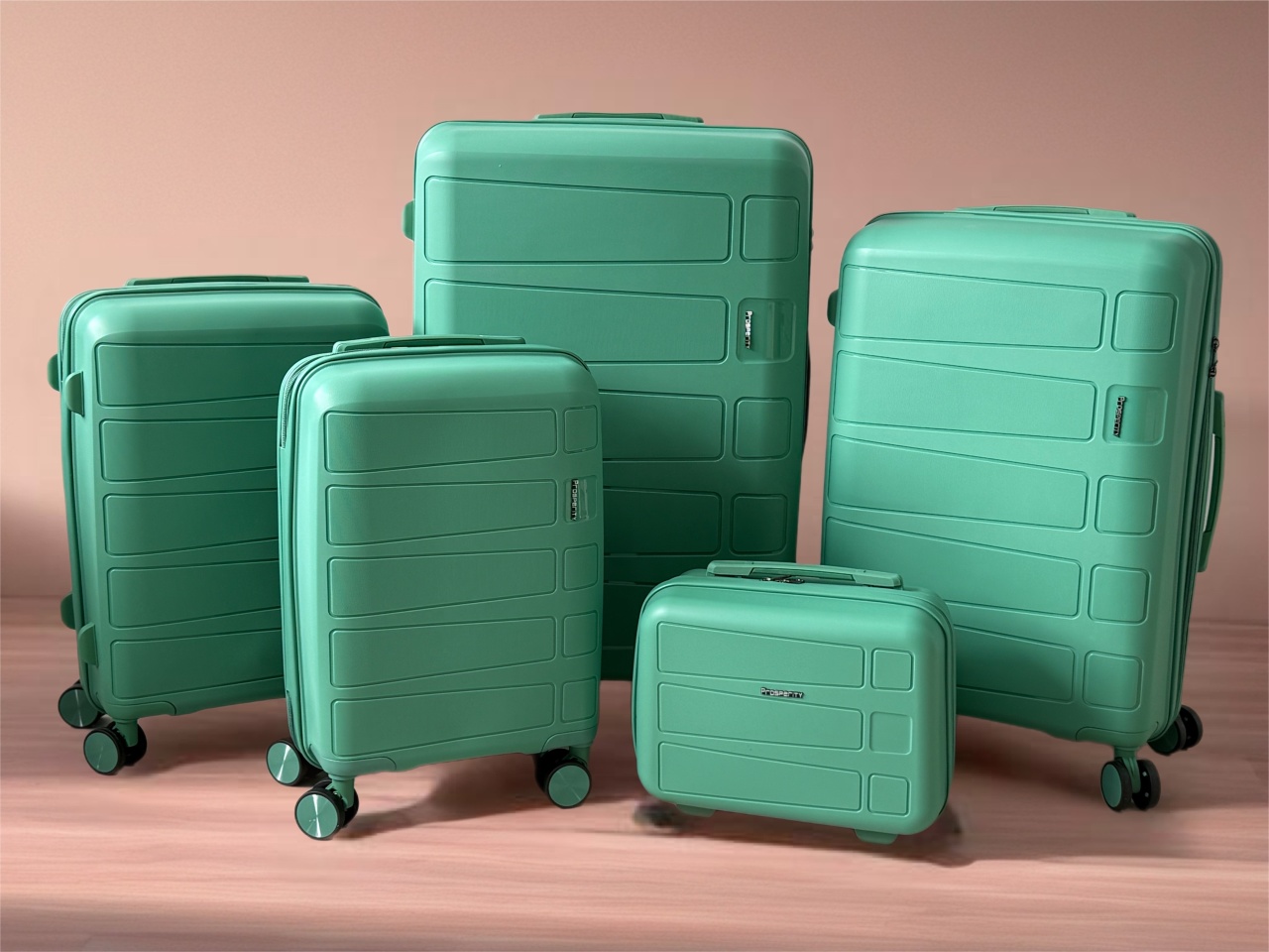 set-kofera-world-5-1-green17753 SET KOFERA WORLD 5/1 GREEN - Слика 1