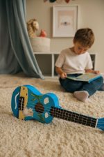 Ukulele drvena gitara za decu sa 4 najlonske žice i trzalicom plava – ECOTOYS - Слика 2