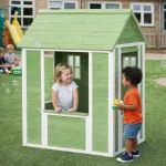 Dečija drvena kućica za igru na otvorenom KINDER HOME – baštenska kućica za decu, zelena i bela, 107×90×144 cm - Слика 4