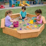 Dečiji drveni peskarnik KINDER HOME – model sa 8 strana i 4 sedišta, 134,5×134,5 cm - Слика 3
