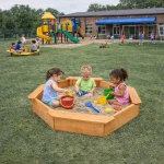 Dečiji drveni peskarnik KINDER HOME – model sa 8 strana i 4 sedišta, 134,5×134,5 cm - Слика 8