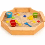Dečiji drveni peskarnik KINDER HOME – model sa 8 strana i 4 sedišta, 134,5×134,5 cm