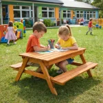Dečji drveni sto sa klupama i peskarnikom KINDER HOME – 2u1, podizna ploča - Слика 2