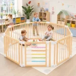 Dečija drvena ograda za igru KINDER HOME, 8 panela, sa vratima, tablom za igranje i sigurnosnom bravom, puni novozelandski bor