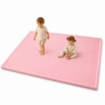Dečiji tepih sa memorijskom penom KINDER HOME LOLA, 150x200 cm, debljina 3,5 cm, baršunasto mekan vodootporni gornji sloj, memori pena, podloga protiv klizanja, roze