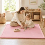 Dečiji tepih sa memorijskom penom KINDER HOME LOLA, 150x200 cm, debljina 3,5 cm, baršunasto mekan vodootporni gornji sloj, memori pena, podloga protiv klizanja, roze - Слика 13