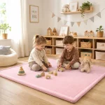 Dečiji tepih sa memorijskom penom KINDER HOME LOLA, 150x200 cm, debljina 3,5 cm, baršunasto mekan vodootporni gornji sloj, memori pena, podloga protiv klizanja, roze - Слика 4