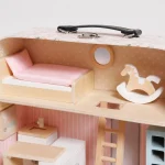 KINDER HOME Dečija drvena kućica sa koferom - Слика 5