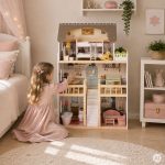 Drvena trospratna kućica za lutke Laura, sa 15 komada nameštaja – ECOTOYS - Слика 2